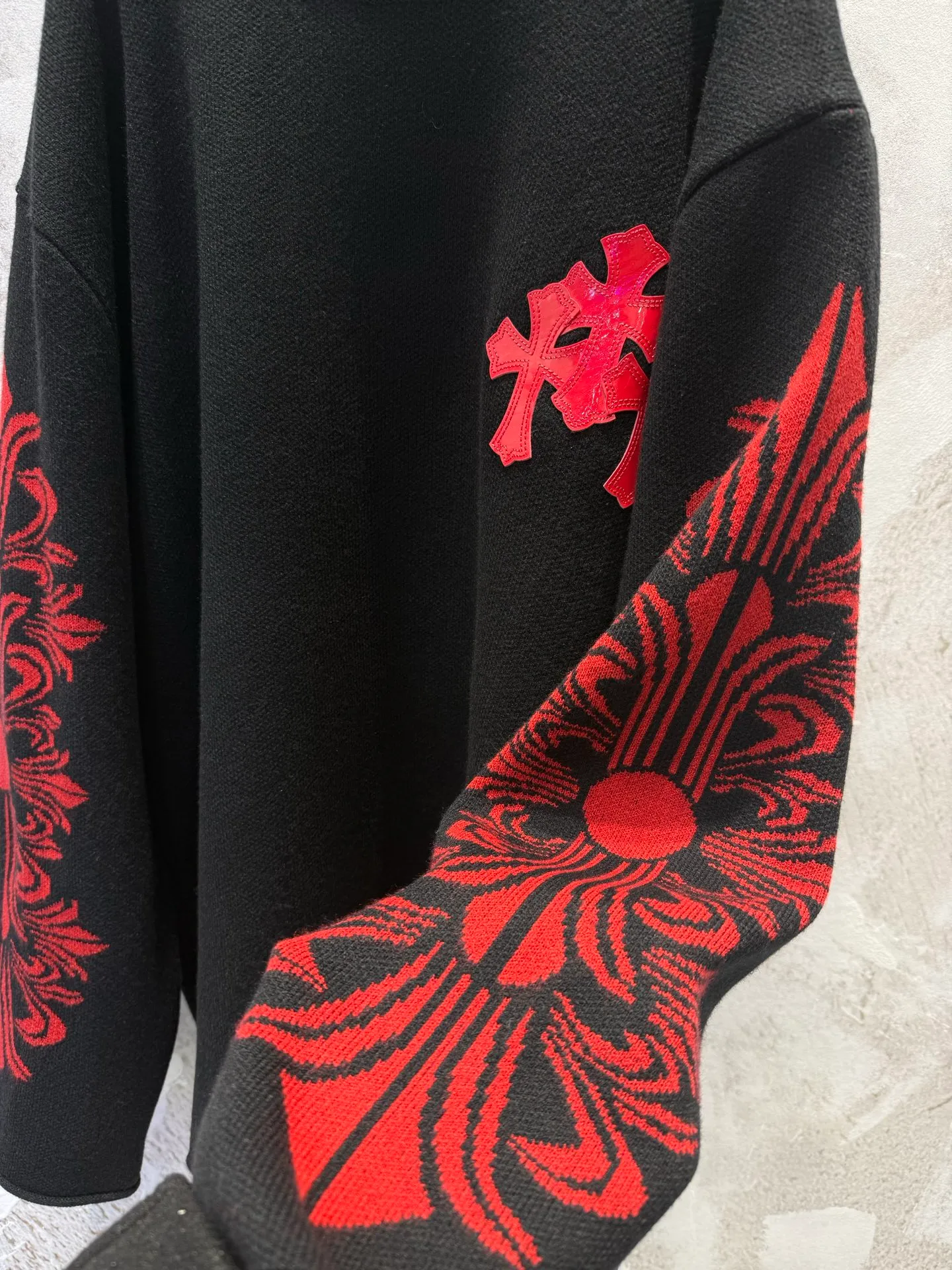 P500 Chrome Hearts/25FW wool patent leather sweater with heavy production (the only correct version on the market, patent leather lambskin, hand-stitched) The main body fabric is made of custom-woven and dyed cashmere blended yarn, 12-needle imported machine sesame base jacquard, which takes nearly 200 minutes. The chest cross leather is genuine patent leather sheepskin. The cross sheepskins are all hand-sewn. The labor cost is extremely high. Size SIZE: S M L